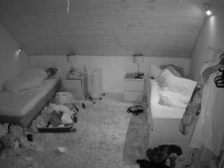该模特正在直播。 voyeurcam-julmodels-whitebed-3
