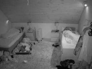 Ten model jest teraz na żywo. voyeurcam-julmodels-whitebed-3