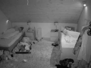 このモデルは現在ライブ中です。 voyeurcam-julmodels-whitebed-3