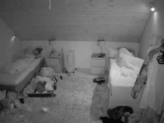 Questo modello è in diretta ora. voyeurcam-julmodels-whitebed-3