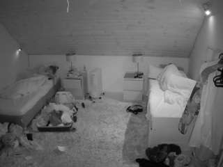 Dieses Model ist jetzt live. voyeurcam-julmodels-whitebed-3