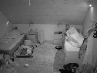 Este modelo está ao vivo agora. voyeurcam-julmodels-whitebed-3