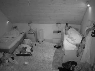 该模特正在直播。 voyeurcam-julmodels-whitebed-3