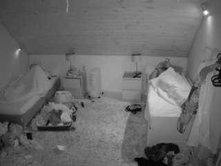 该模特正在直播。 voyeurcam-julmodels-whitebed-3