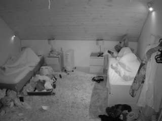 Model ini sedang live sekarang. voyeurcam-julmodels-whitebed-3