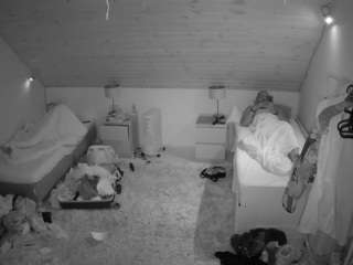 Questo modello è in diretta ora. voyeurcam-julmodels-whitebed-3