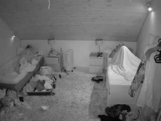 Bu model şu anda canlı. voyeurcam-julmodels-whitebed-3