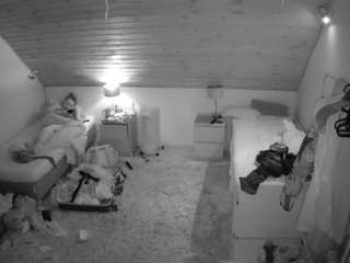이 모델은 현재 라이브 중입니다. voyeurcam-julmodels-whitebed-3