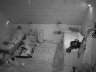Ця модель зараз онлайн. voyeurcam-julmodels-whitebed-3
