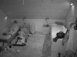 voyeurcam-julmodels-whitebed-3