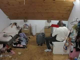 Model ini sedang live sekarang. voyeurcam-julmodels-whitebed-3