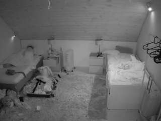 Questo modello è in diretta ora. voyeurcam-julmodels-whitebed-3