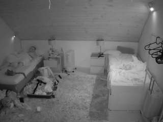 Acest model este live acum. voyeurcam-julmodels-whitebed-3