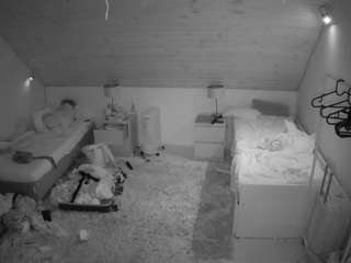 Ten model jest teraz na żywo. voyeurcam-julmodels-whitebed-3