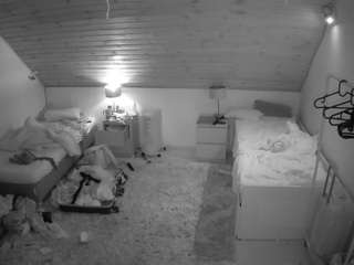 Mẫu này đang trực tiếp. voyeurcam-julmodels-whitebed-3