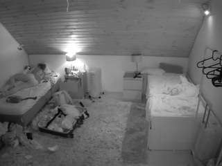 该模特正在直播。 voyeurcam-julmodels-whitebed-3