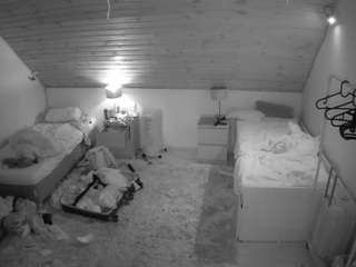 voyeurcam-julmodels-whitebed-3