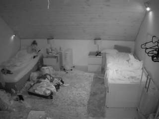 voyeurcam-julmodels-whitebed-3