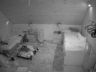 voyeurcam-julmodels-whitebed-3