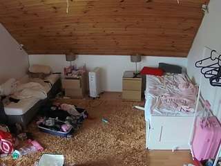 voyeurcam-julmodels-whitebed-3