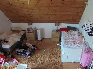 voyeurcam-julmodels-whitebed-3