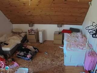 voyeurcam-julmodels-whitebed-3