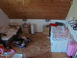 voyeurcam-julmodels-whitebed-3
