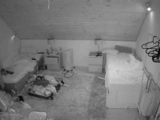voyeurcam-julmodels-whitebed-3