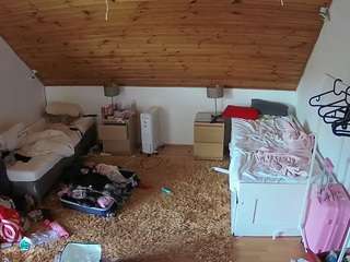 voyeurcam-julmodels-whitebed-3 webcam