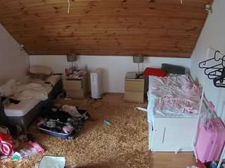 voyeurcam-julmodels-whitebed-3 webcam