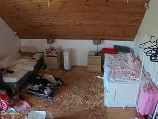 voyeurcam-julmodels-whitebed-3