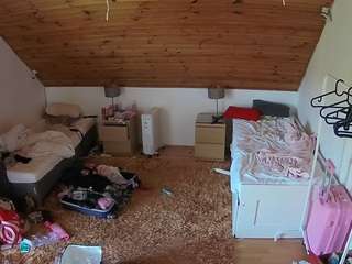 voyeurcam-julmodels-whitebed-3