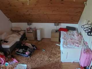 voyeurcam-julmodels-whitebed-3