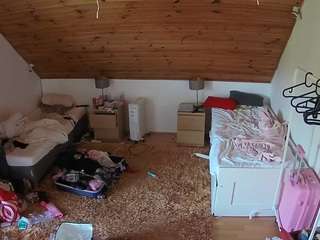 voyeurcam-julmodels-whitebed-3