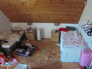 voyeurcam-julmodels-whitebed-3
