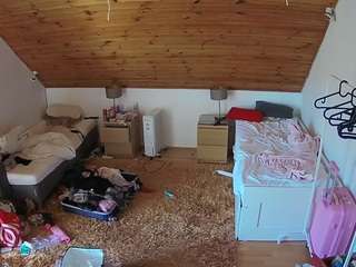 voyeurcam-julmodels-whitebed-3