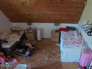 voyeurcam-julmodels-whitebed-3