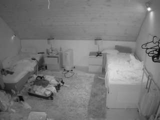 voyeurcam-julmodels-whitebed-3