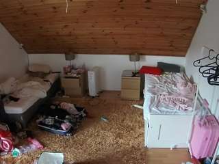 voyeurcam-julmodels-whitebed-3