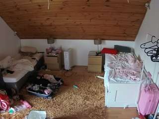 voyeurcam-julmodels-whitebed-3