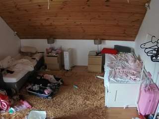 voyeurcam-julmodels-whitebed-3