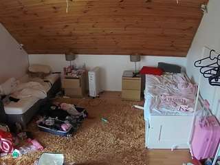 voyeurcam-julmodels-whitebed-3