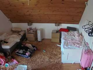 voyeurcam-julmodels-whitebed-3