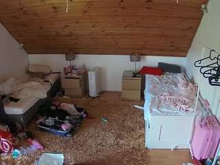 voyeurcam-julmodels-whitebed-3