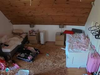 voyeurcam-julmodels-whitebed-3