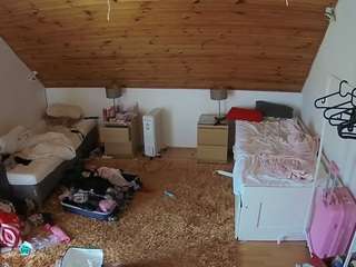 voyeurcam-julmodels-whitebed-3