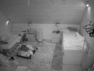 voyeurcam-julmodels-whitebed-3