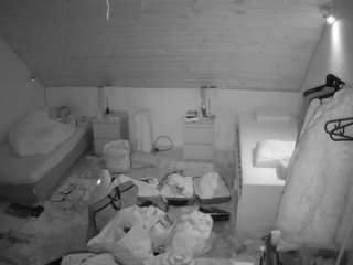 voyeurcam-julmodels-whitebed-3