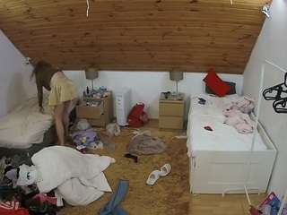 voyeurcam-julmodels-whitebed-3
