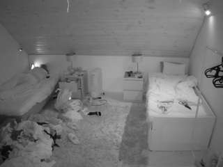 voyeurcam-julmodels-whitebed-3